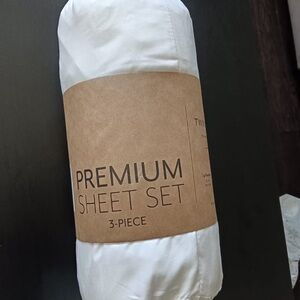 Elegant White Sheet Set - 3-Piece